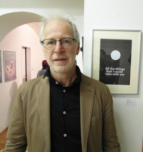 Ernest A. Kienzl vor seiner Arbeit