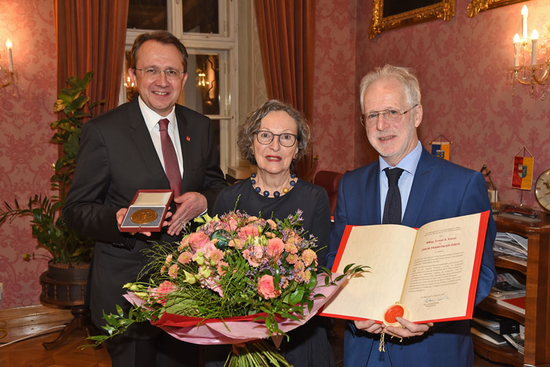 Bürgermeister Matthias Stadler mit Prandtauerpreisträger Ernest A. Kienzl und seiner Gattin Renate